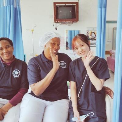 タンザニアで助産師の海外インターンシップに参加した松本夢さんと現地のスタッフ